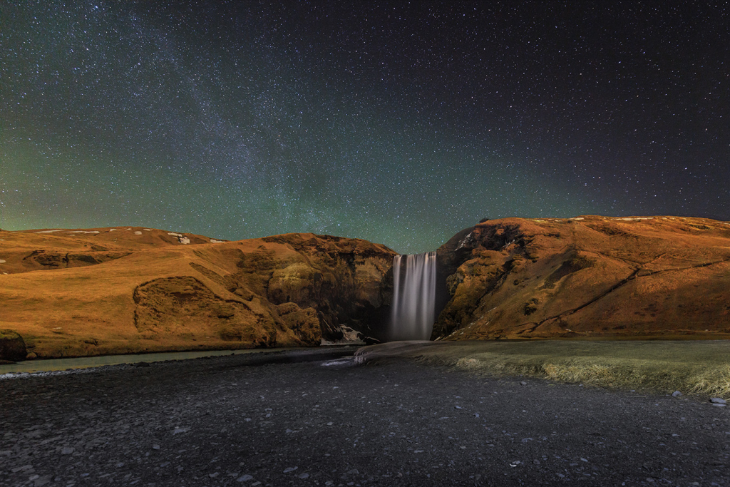 Skógafoss mit Polarlichtern